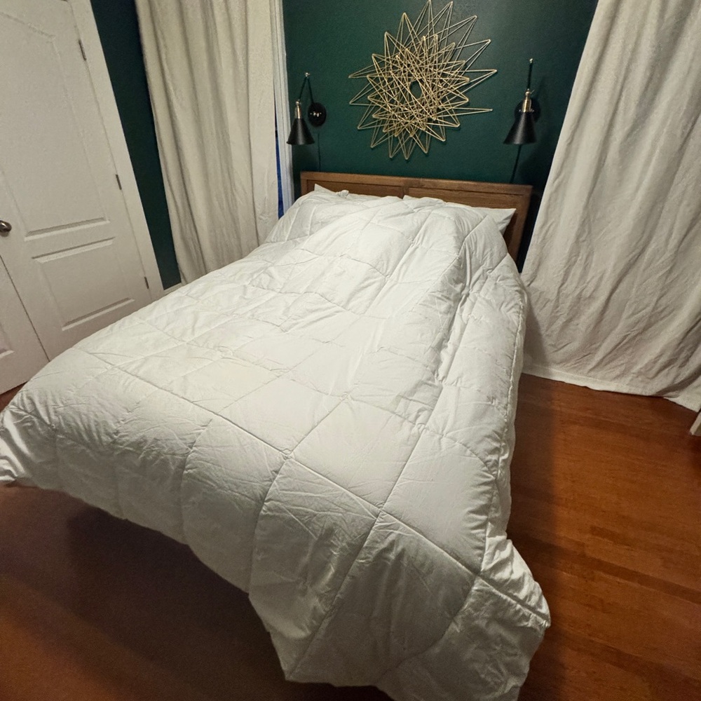 Casaluna Luxurious White Comforter